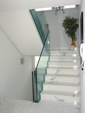 Minder_Zysset_Geländer_Ganzglasgeländer_Treppe_Punkthalter_001