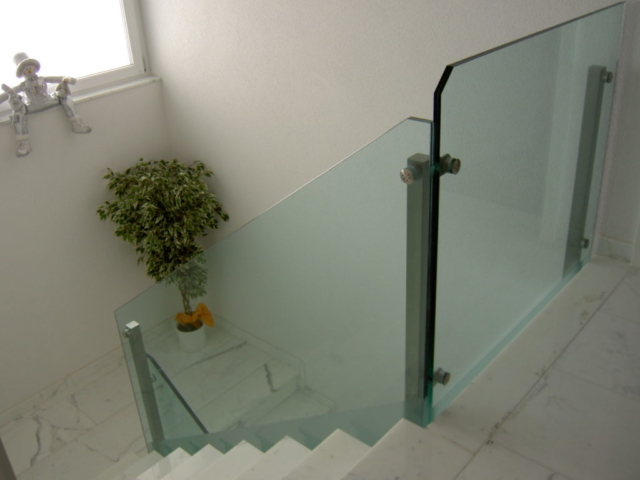 Minder_Zysset_Geländer_Ganzglasgeländer_Treppe_Punkthalter_002